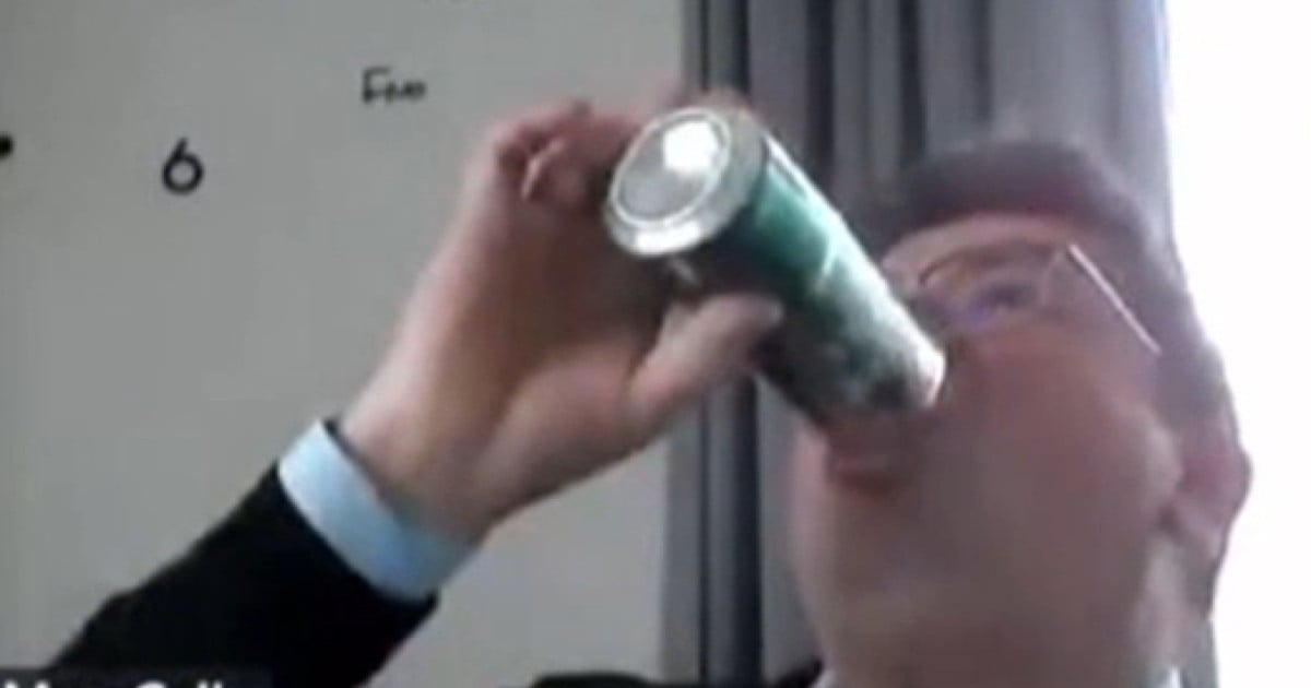 Consilier local PNL, bea bere relaxat în timpul ședinței consiliului local