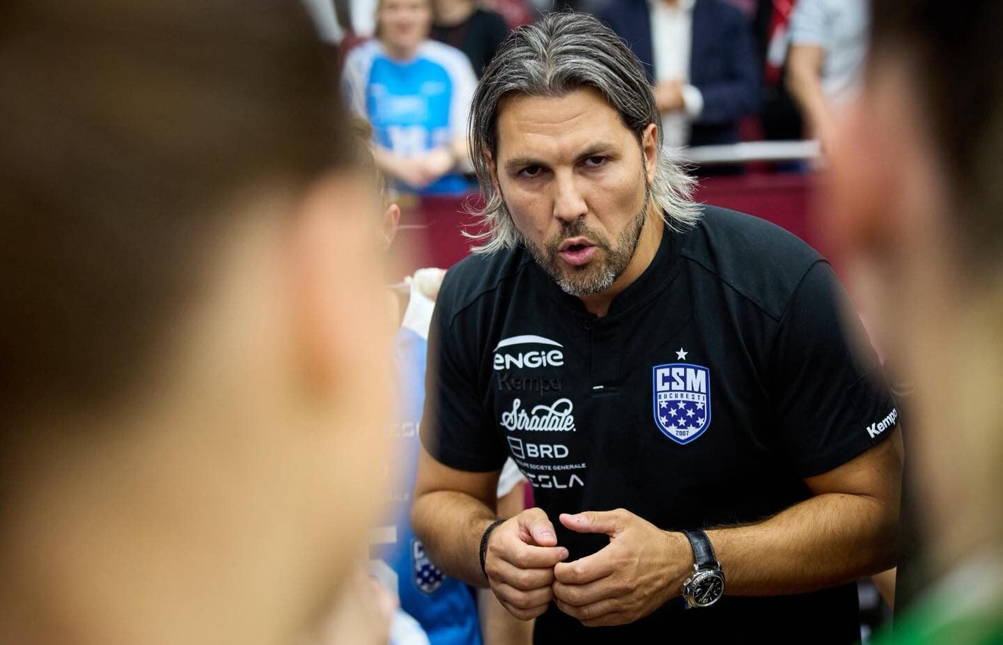 Nouă risipă de bani publici. Adrian Vasile vrea salariul restant, deși n-a mai stat pe banca „tigroaicelor” de la începutul lui noiembrie