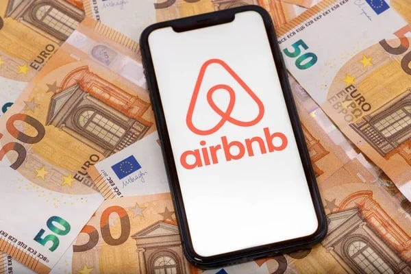 Vacanțe fără bani blocați? Noua opțiune Airbnb care face valuri global. Faliment pentru Booking?