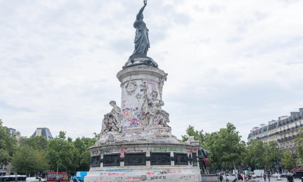 Saluturi naziste și svastici pe Statuia Republicii. Anchetă la Paris
