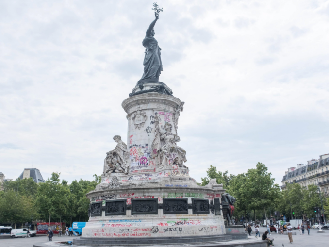 Saluturi naziste și svastici pe Statuia Republicii. Anchetă la Paris