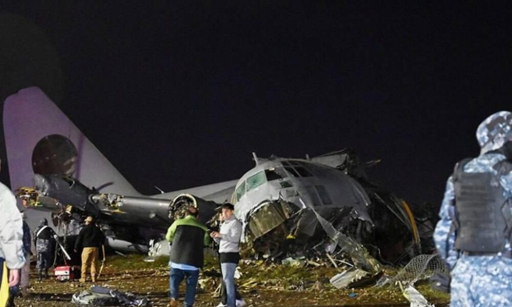 VIDEO Un avion plin cu bani s-a prăbușit în Bolivia. Localnicii s-au năpustit să adune bancnotele