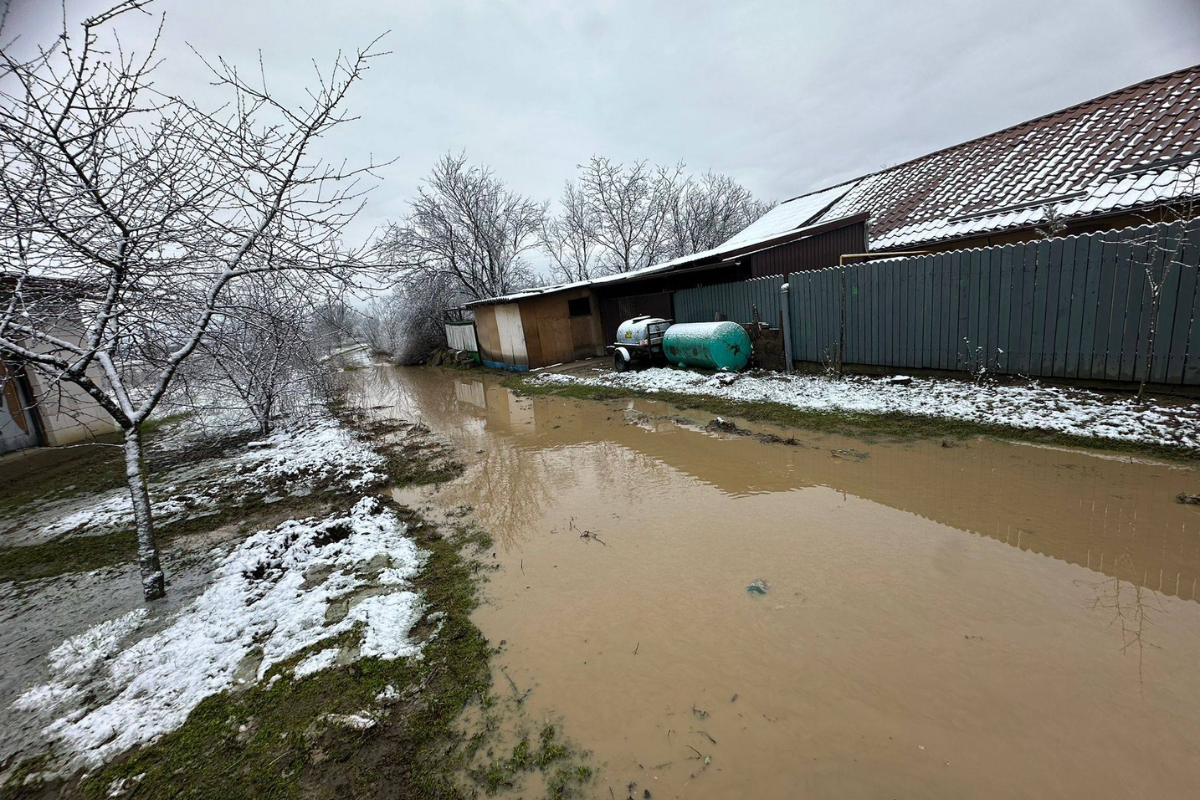 Pericol pe DN10. Alunecări de teren și podețe rupte după ploile torențiale