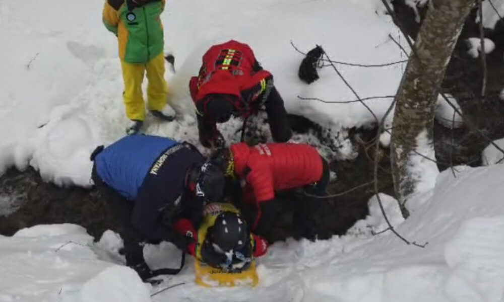 VIDEO Schior căzut într-un pârâu, salvat de jandarmi. Pârtia din Predeal era închisă