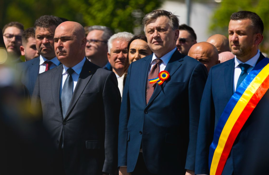 Crin Antonescu și-a descoperit un cuțit în spate înfipt de „soroșistul” Bolojan