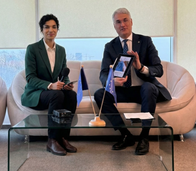 Un ministru român ia sfaturi de la o cântăreață robot