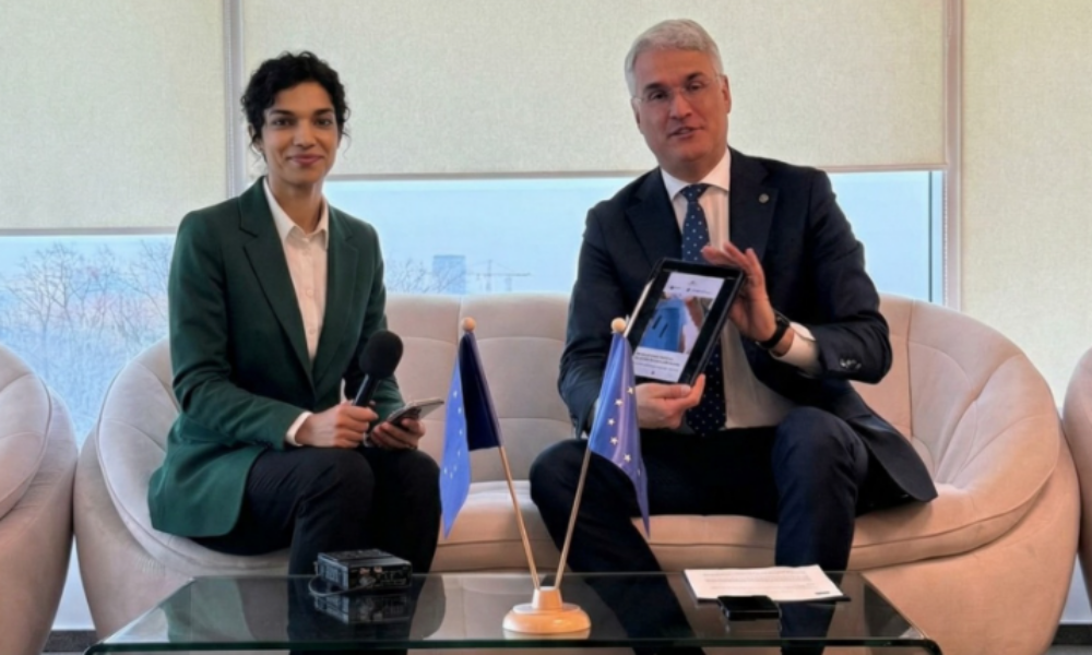 Un ministru român ia sfaturi de la o cântăreață robot