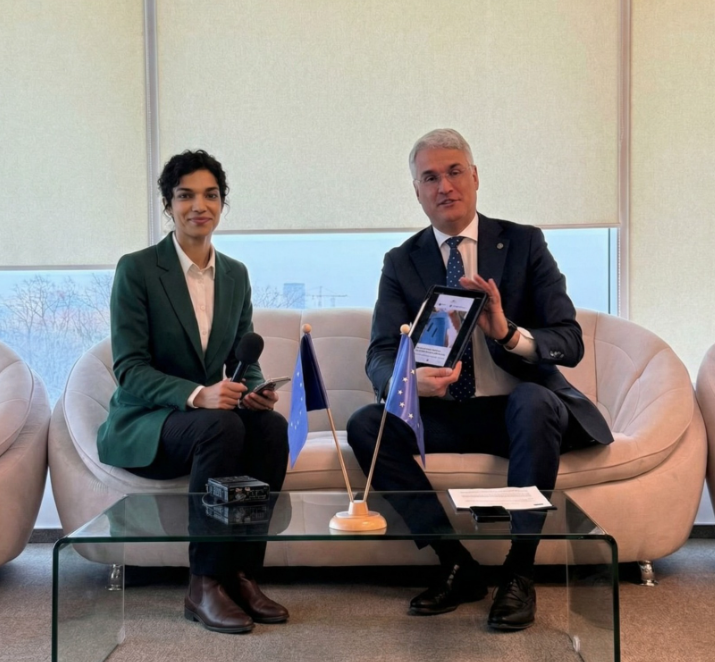 Un ministru român ia sfaturi de la o cântăreață robot