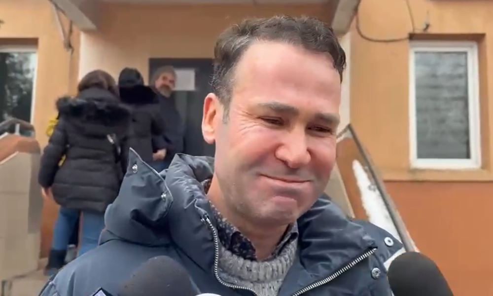 VIDEO Cum îl apără o bătrână pe Negoiță de întrebările jurnaliștilor