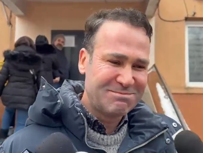 VIDEO Cum îl apără o bătrână pe Negoiță de întrebările jurnaliștilor