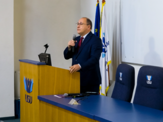 Mihai Dimian renunță la salariul de ministru. Cum se apără după ce a fost surprins butonând telefonul în Parlament