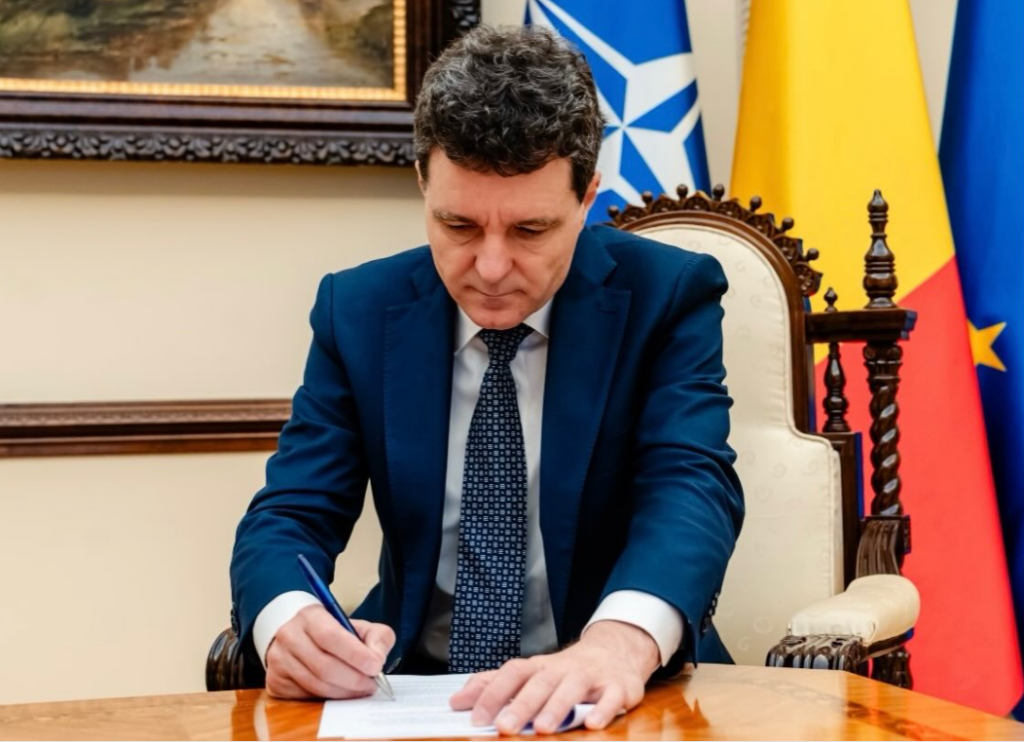 Nicușor, farseur și impostor academic