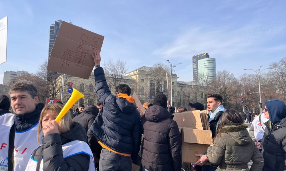 REPORTAJ de la protestul profesorilor. Bolojan e contestat și ca ministru interimar
