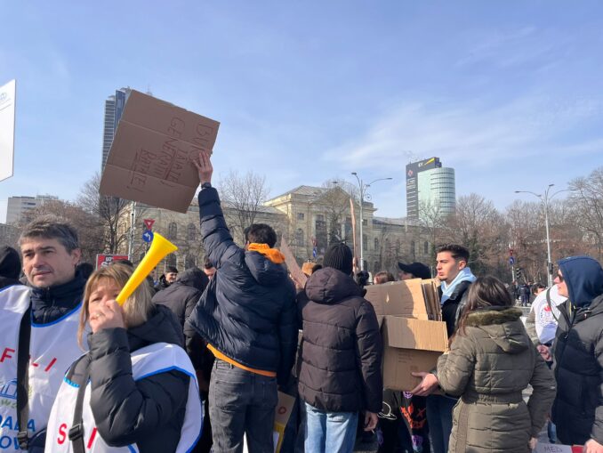 REPORTAJ de la protestul profesorilor. Bolojan e contestat și ca ministru interimar