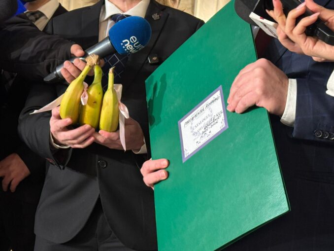 Circ și banane cu fundiță roz în Parlament. Gest homofob al senatorilor PACE