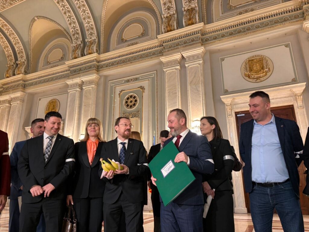 Circ și banane cu fundiță roz în Parlament. Gest homofob al senatorilor PACE