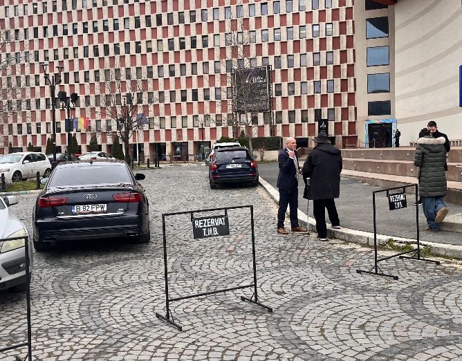 Poza pentru articolul Ministrul CultUrii este dependent de telefon. Cum arată „uitatul“ de unde ai plecat – REPORTAJ