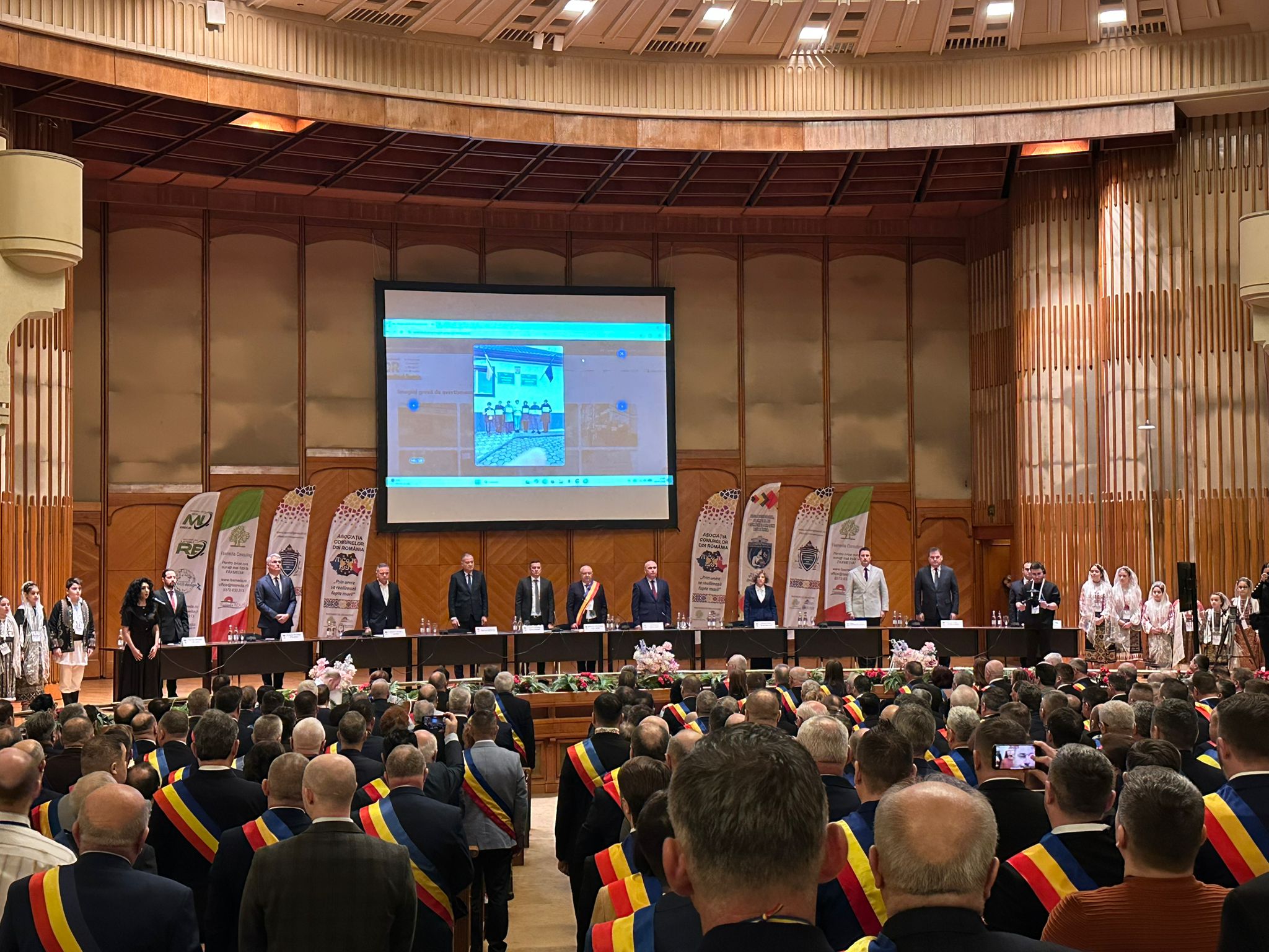 EXCLUSIV Bocete pe lux și opulență. Primarii veniți în Capitală să-l atace pe Bolojan, cazați la hotel de cinci stele