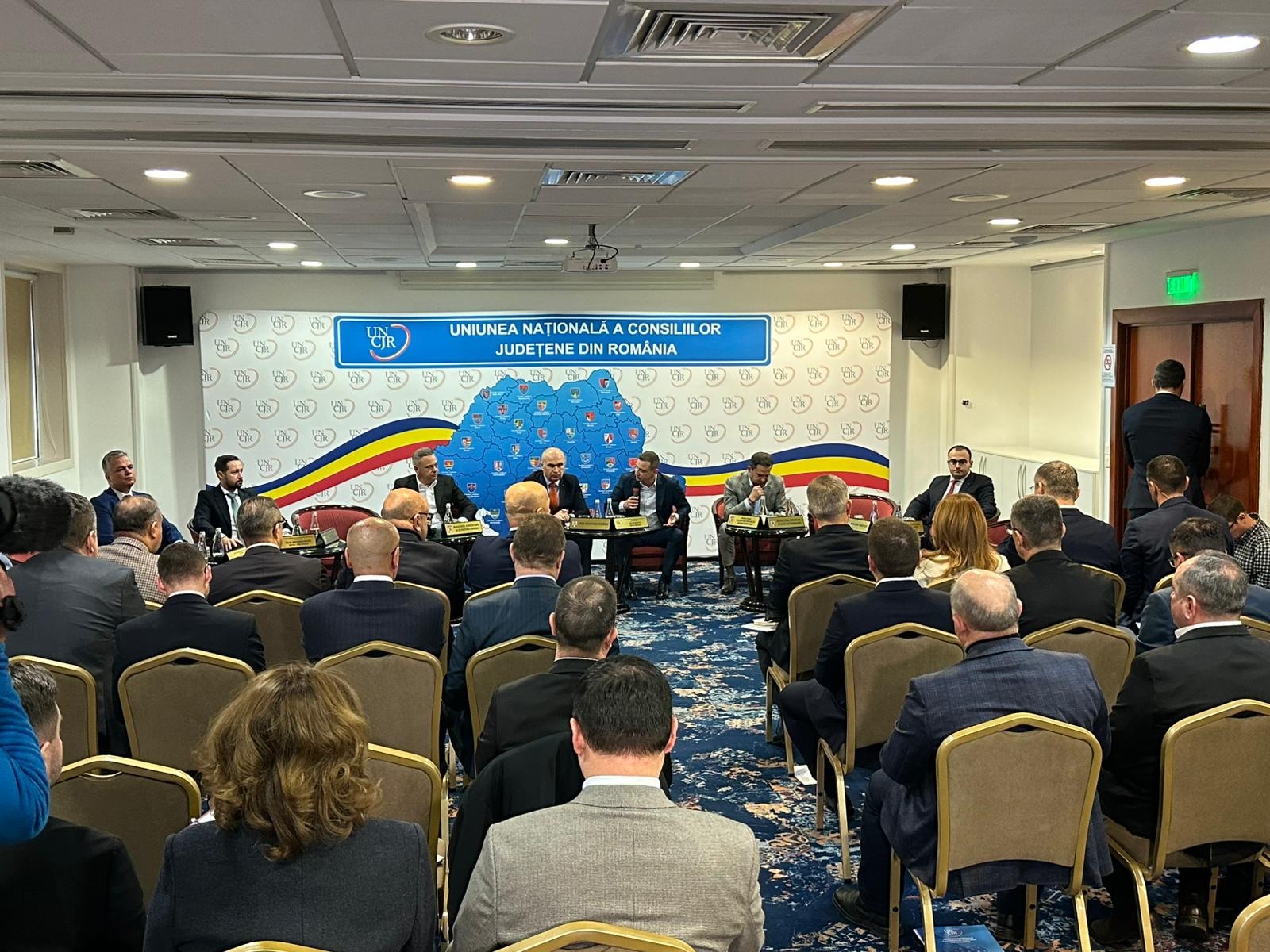 Baronașii locali au venit să-i ceară lui Bolojan banii pe care i-a tocat Ciolacu. Fostul premier a lipsit VIDEO