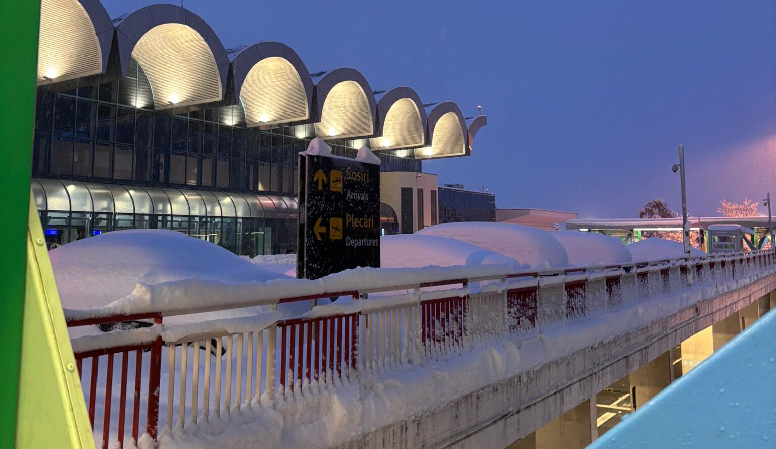 VIDEO Iarna „aterizează” forțat în Capitală. Haos pe aeroporturile bucureștene. Întreg sectorul de transport afectat