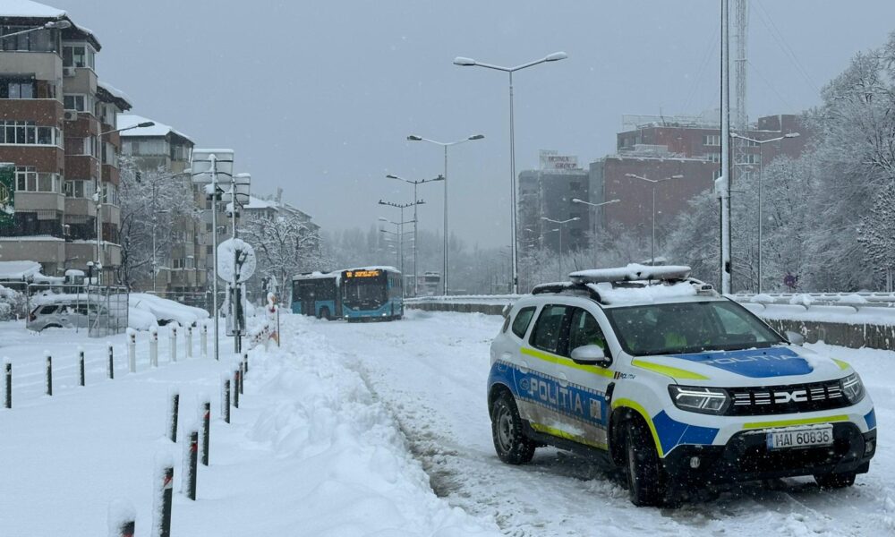 LIVE Condițiile meteo paralizează România. Restricții pe autostrăzi și zboruri anulate. Oameni fără curent electric, ambulanțe împotmolite