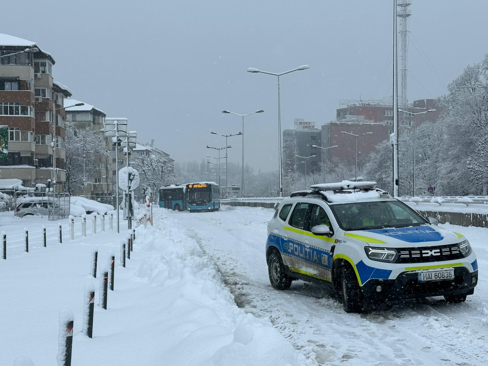 LIVE Condițiile meteo paralizează România. Restricții pe autostrăzi și zboruri anulate. Oameni fără curent electric, ambulanțe împotmolite