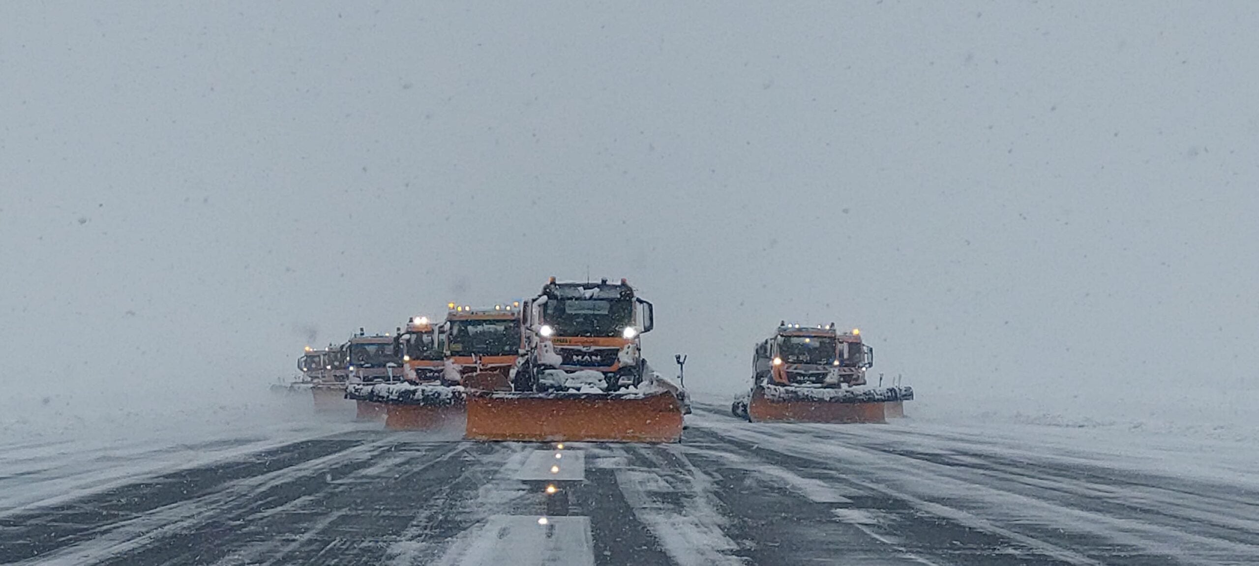 VIDEO „Iadul alb”: jurnaliștii români care acoperă vizita lui Nicușor Dan în SUA, blocați pe Aeroportul Otopeni