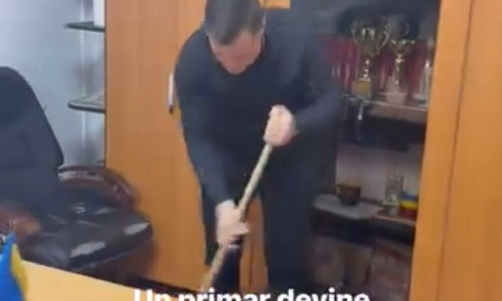 VIDEO Dușmanul lui Bolojan din PNL lovește din nou. Dă cu mătura ca să arate unde duce austeritatea premierului