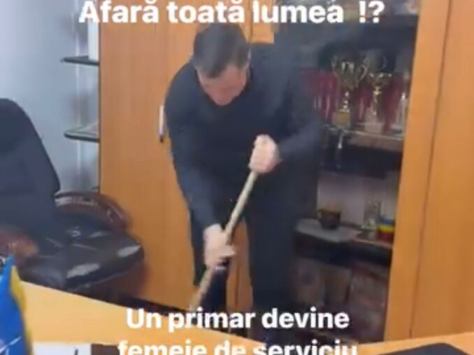 VIDEO Dușmanul lui Bolojan din PNL lovește din nou. Dă cu mătura ca să arate unde duce austeritatea premierului
