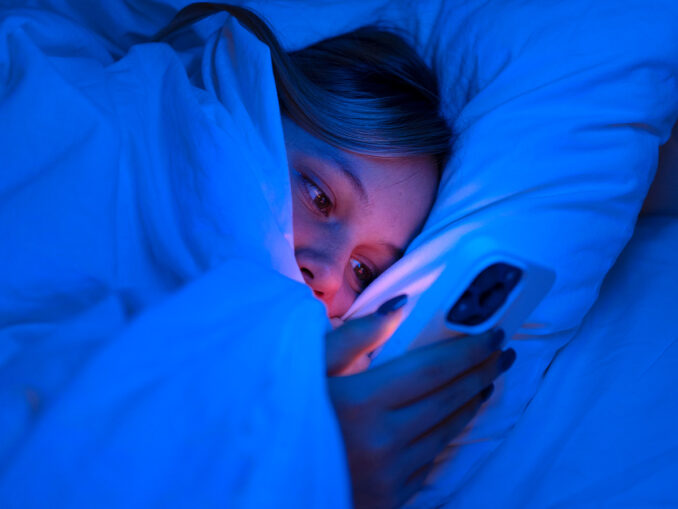 Obicei periculos ignorat: 70% dintre români întârzie somnul din cauza telefonului. Ce efecte are asupra creierului și cum poate fi prevenit