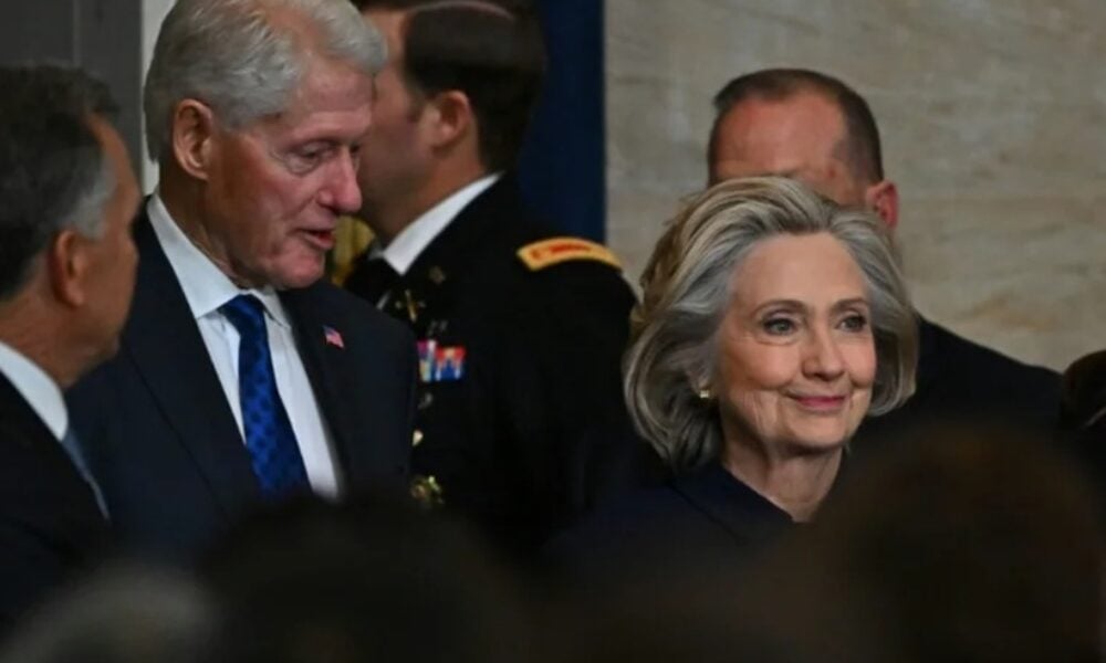 Bill și Hillary Clinton solicită ca audierile lor în dosarul Jeffrey Epstein să fie publice