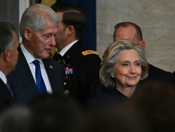 Bill și Hillary Clinton solicită ca audierile lor în dosarul Jeffrey Epstein să fie publice