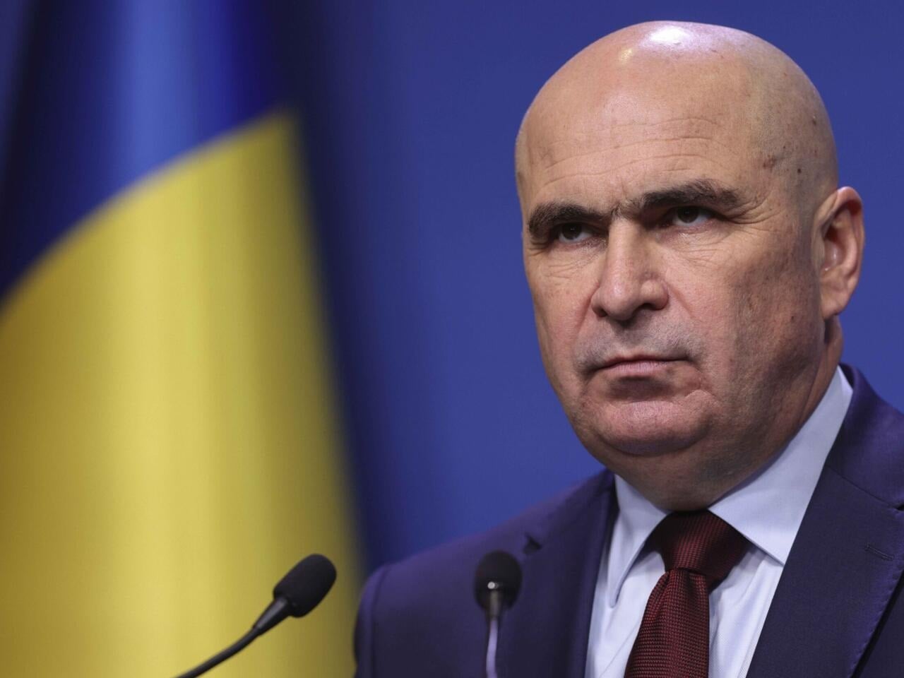 Guvernul Bolojan intră tare în sporurile bugetarilor. Banii nu se mai dau automat