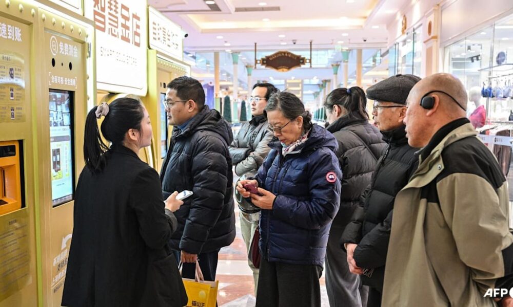 Goana după aur în Shanghai: chinezii stau la cozi să-și vândă bijuteriile la automate pe bani grei