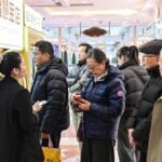 chinezii stau la cozi sa isi vanda bijuteriile