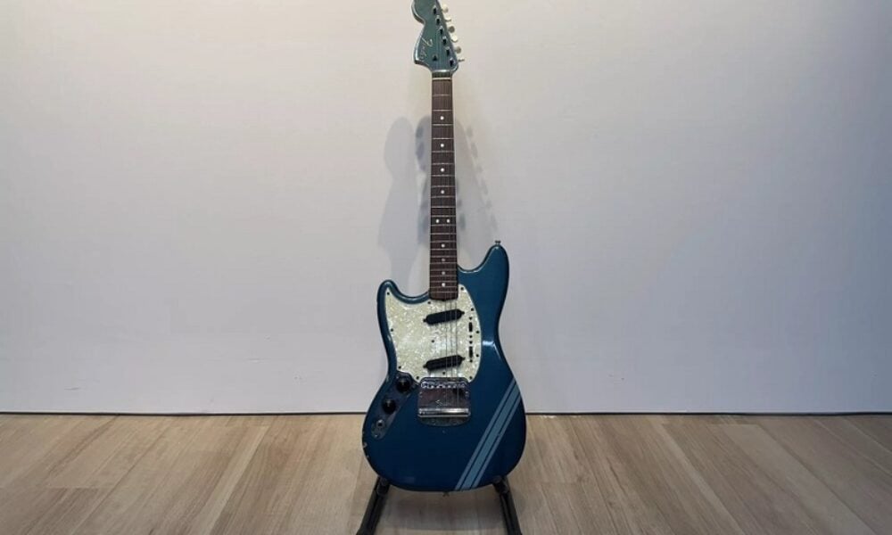 O chitară care i-a aparţinut lui Kurt Cobain este scoasă la licitație