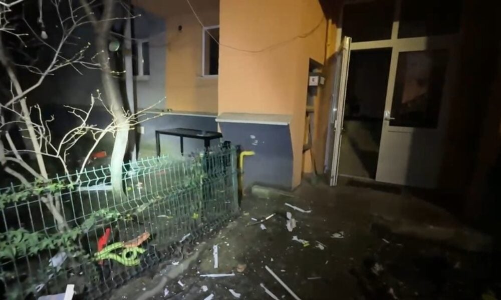 Explozie într-un bloc din Chitila. Două persoane au fost rănite. Zeci de locatari, evacuaţi
