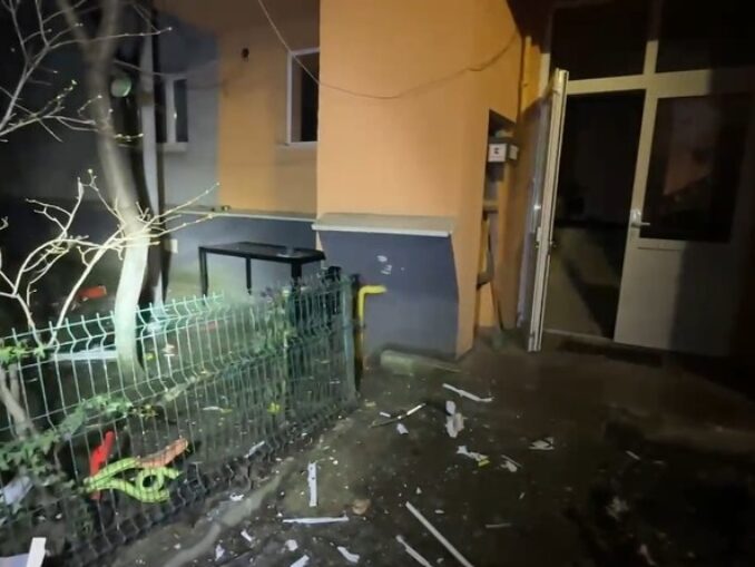 Explozie într-un bloc din Chitila. Două persoane au fost rănite. Zeci de locatari, evacuaţi