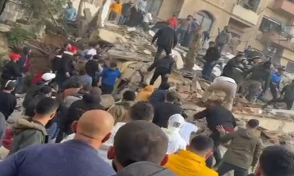 VIDEO O clădire rezidenţială s-a prăbuşit în Tripoli, Liban. Au murit cel puţin două persoane