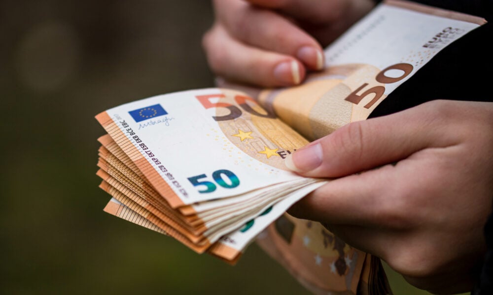 Vrei să fii milionar? Treci de la curățenie la „consultanță” pentru fonduri europene