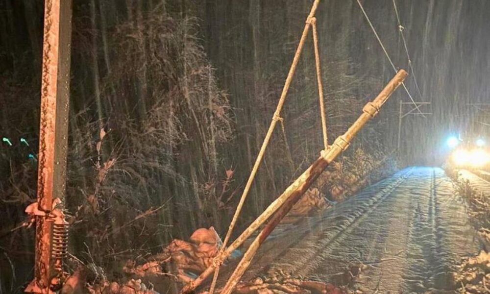 Circulaţia a 22 de trenuri, suspendată din cauza ninsorilor şi a viscolului