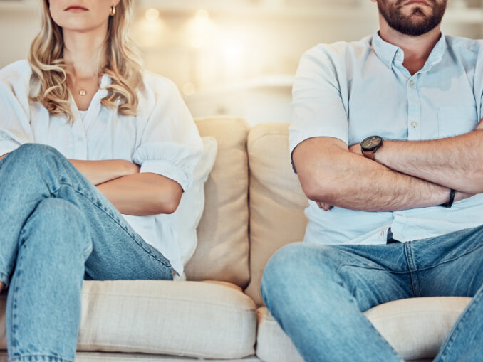 După divorț, soții pot să-și aleagă numele dorit. Inițiativă USR adoptată de Senat