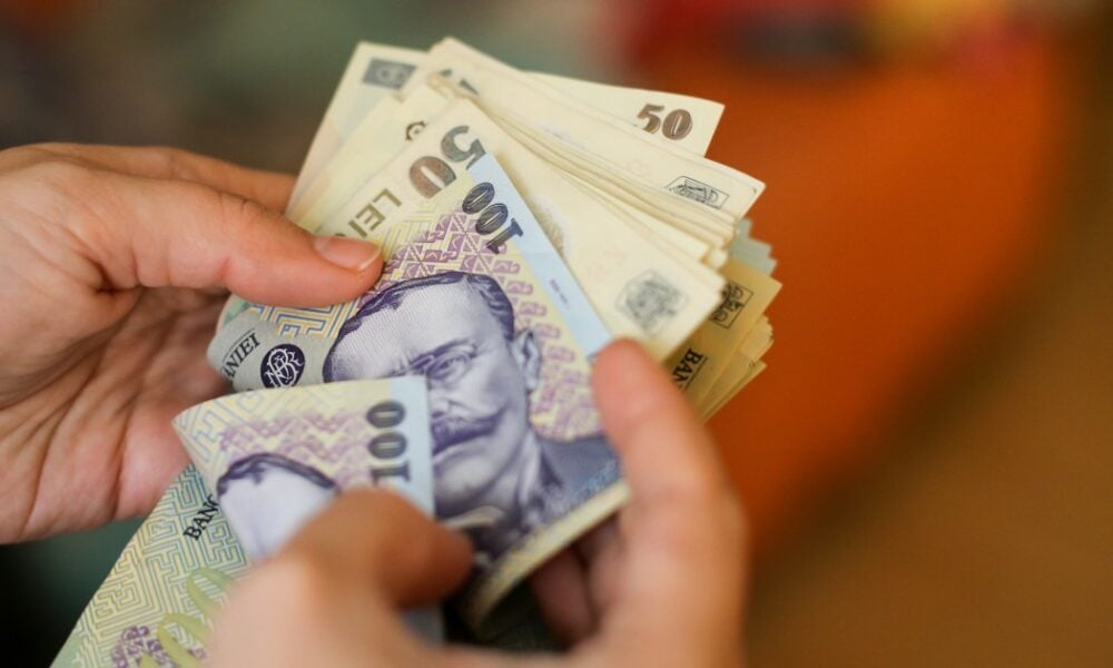 În plină criză, cresc lefurile pentru 2 milioane de români