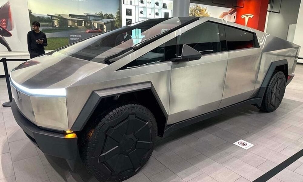 Tesla lansează cel mai accesibil model Cybertruck