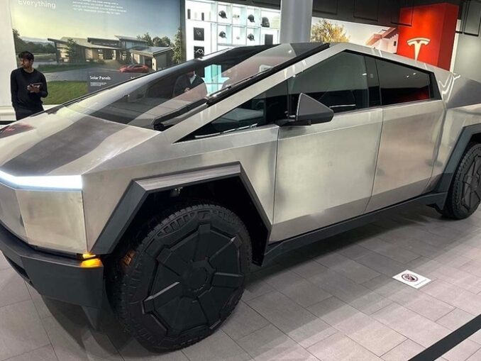 Tesla lansează cel mai accesibil model Cybertruck
