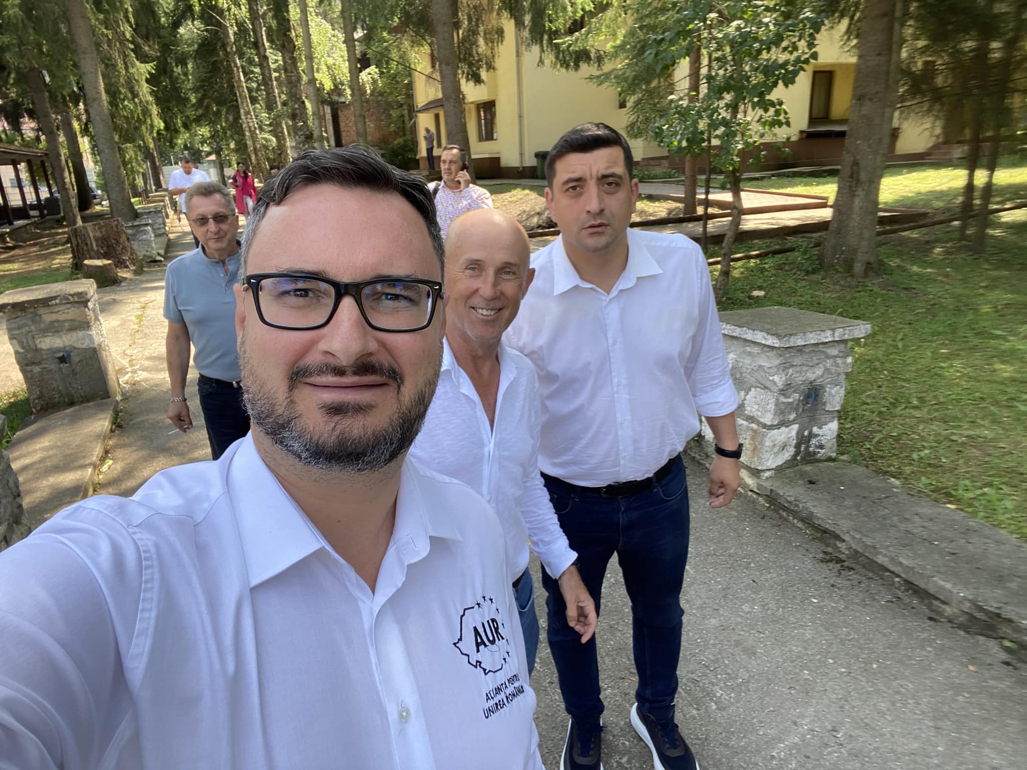 Derapaj AUR în Parlament: Aplaudați cu banane în gură