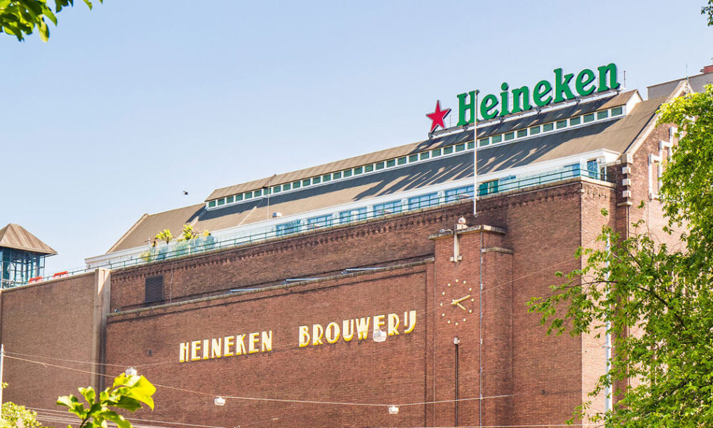 Mii de oameni dați afară de la Heineken din cauza AI