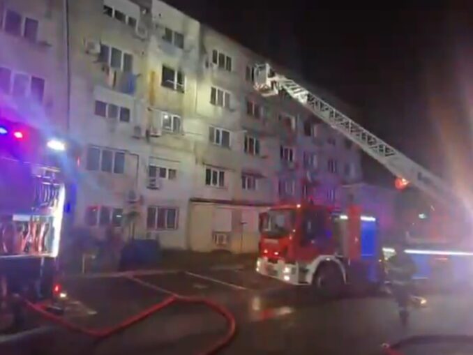 VIDEO. Tragedie la Năvodari. Incendiu grav la bloc. Un om, găsit mort în apartament