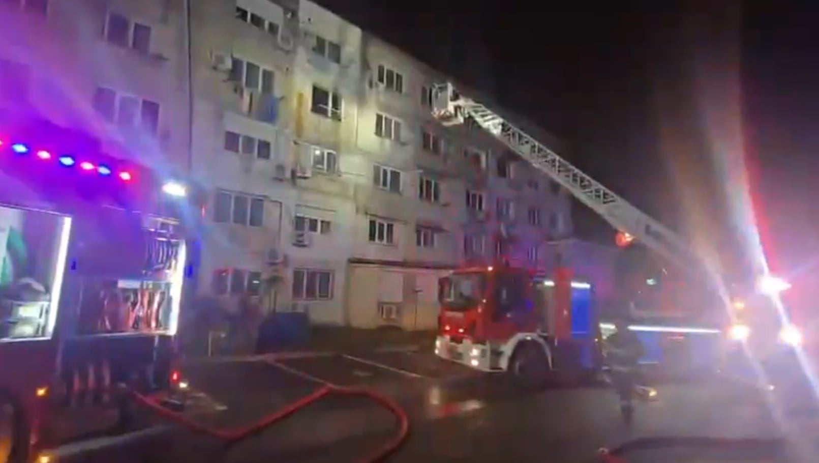 VIDEO. Tragedie la Năvodari. Incendiu grav la bloc. Un om, găsit mort în apartament