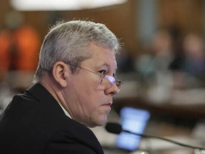 Ruptură în MAI pe interzicerea rețelelor sociale pentru minori. Predoiu îl contrazice public pe Arafat